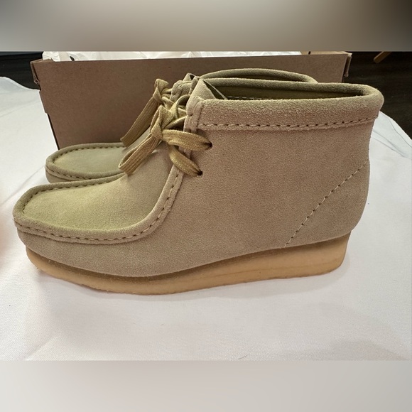 Clarks Women's Wallabee Boots Genuine Suede Tan BNWT Sz 8 - Picture 3 of 9